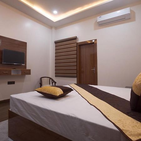 Madhav Residency Otel Mathura Dış mekan fotoğraf