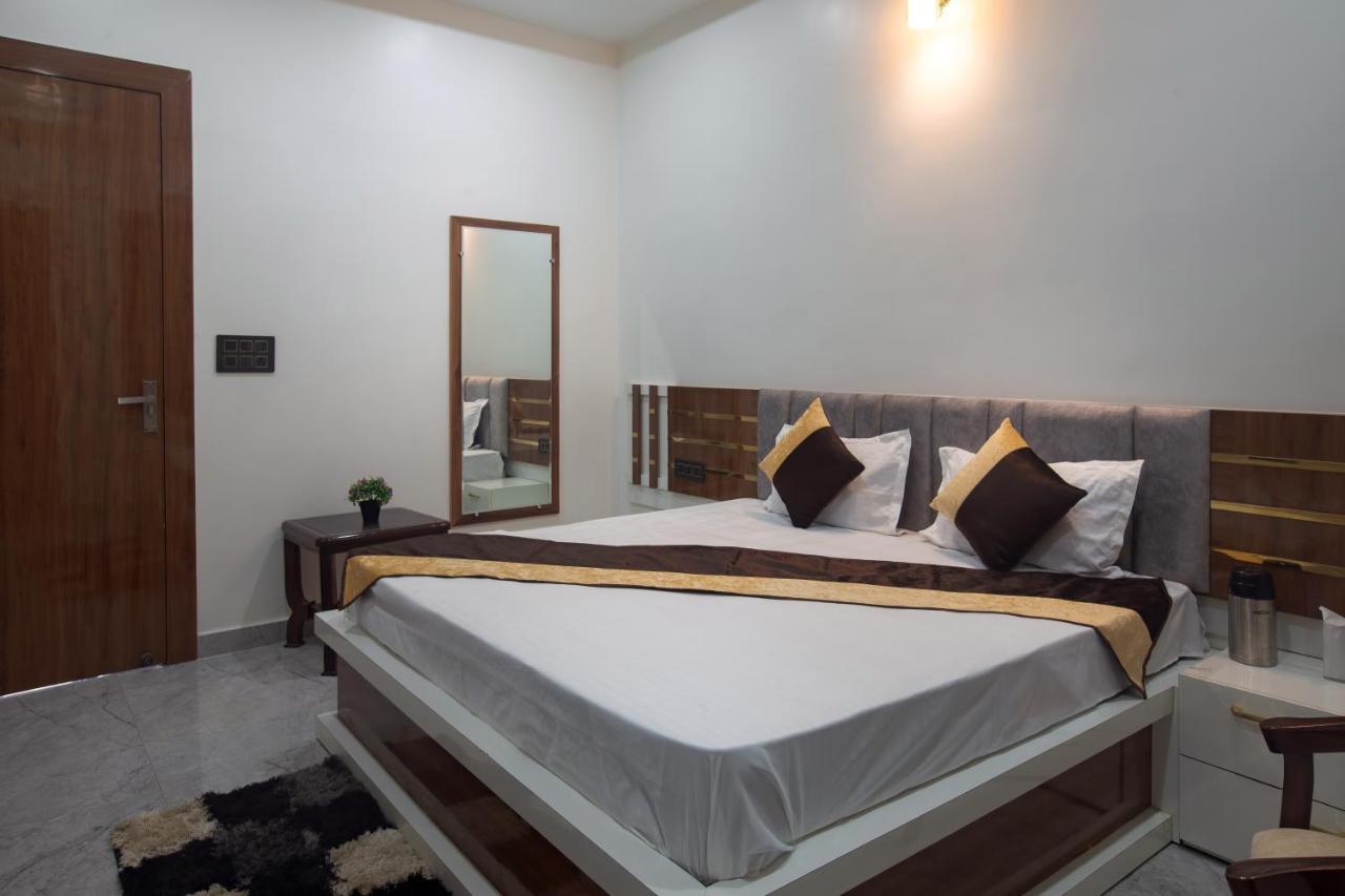 Madhav Residency Otel Mathura Dış mekan fotoğraf