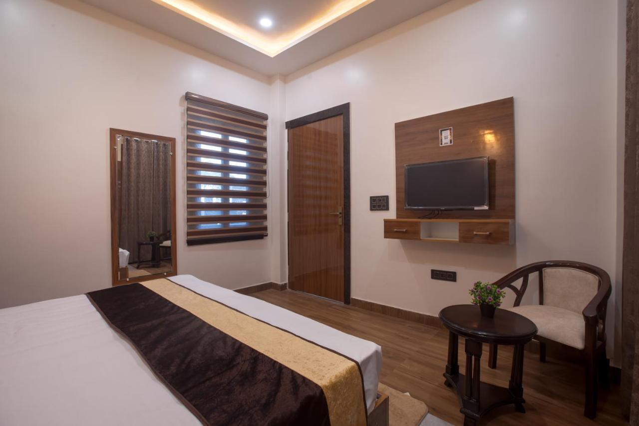 Madhav Residency Otel Mathura Dış mekan fotoğraf